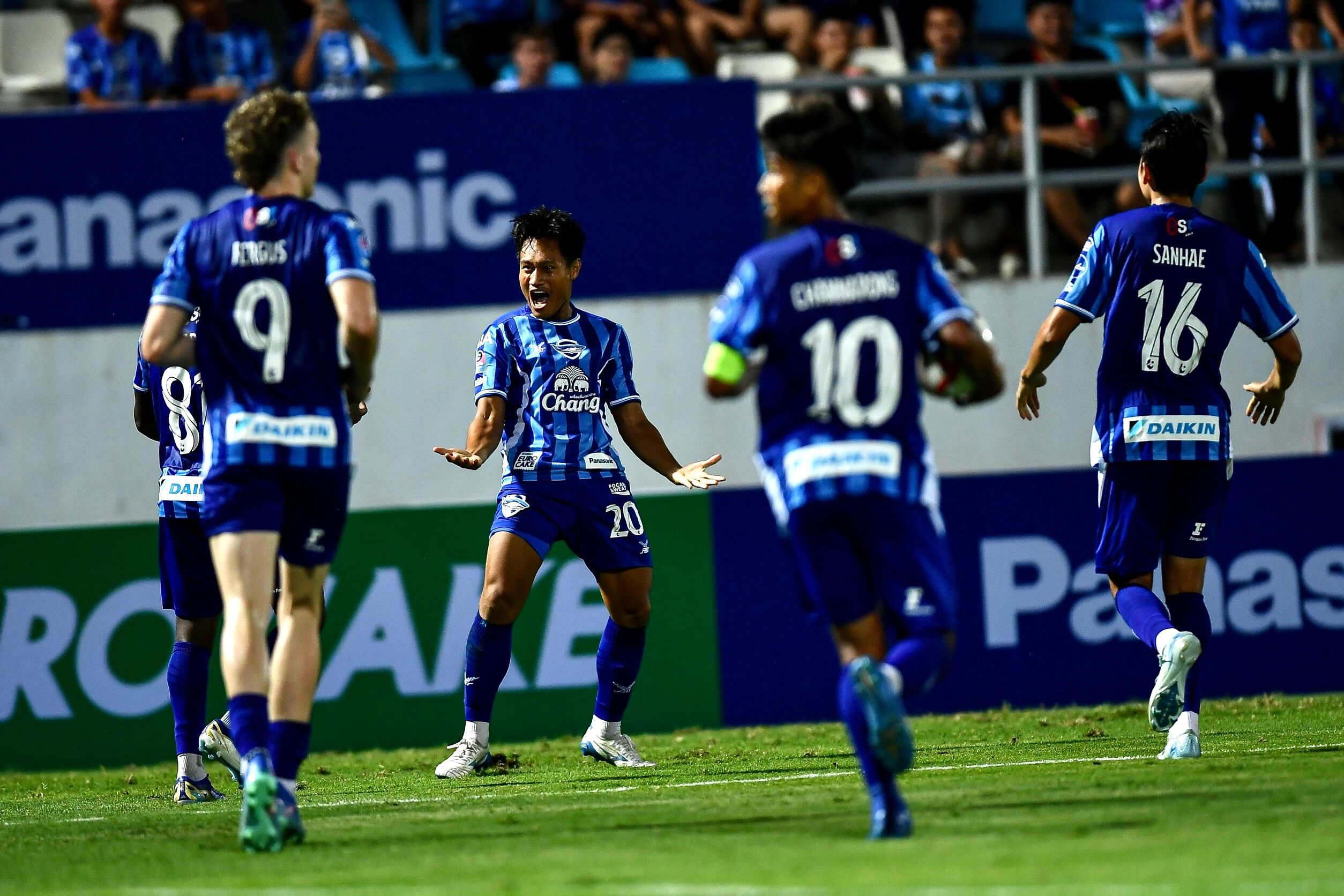 image สตาร์ทดุ! ‘ฉลามชล’ ไล่งับ ‘ช้างศึกยุทธหัตถี’ 4-0 เปิดฉากไทยลีก 2