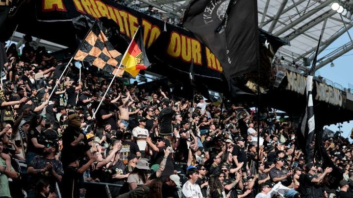 image แฟนบอล LAFC ขึ้นป้ายเชียร์อุทิศเหตุ ‘ไฟป่าแคลิฟอร์เนีย’