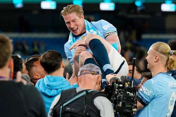 image ลาอย่างตำนาน! เรือเฟิร์มสร้างรูปปั้น ‘KDB’