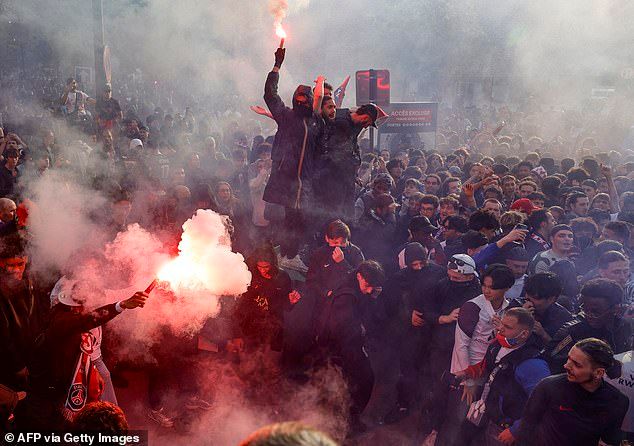 image เผาหัวหนักไปหน่อย! ‘แฟนPSG’ ปะทะตำรวจจราจลก่อนเกมเริ่ม