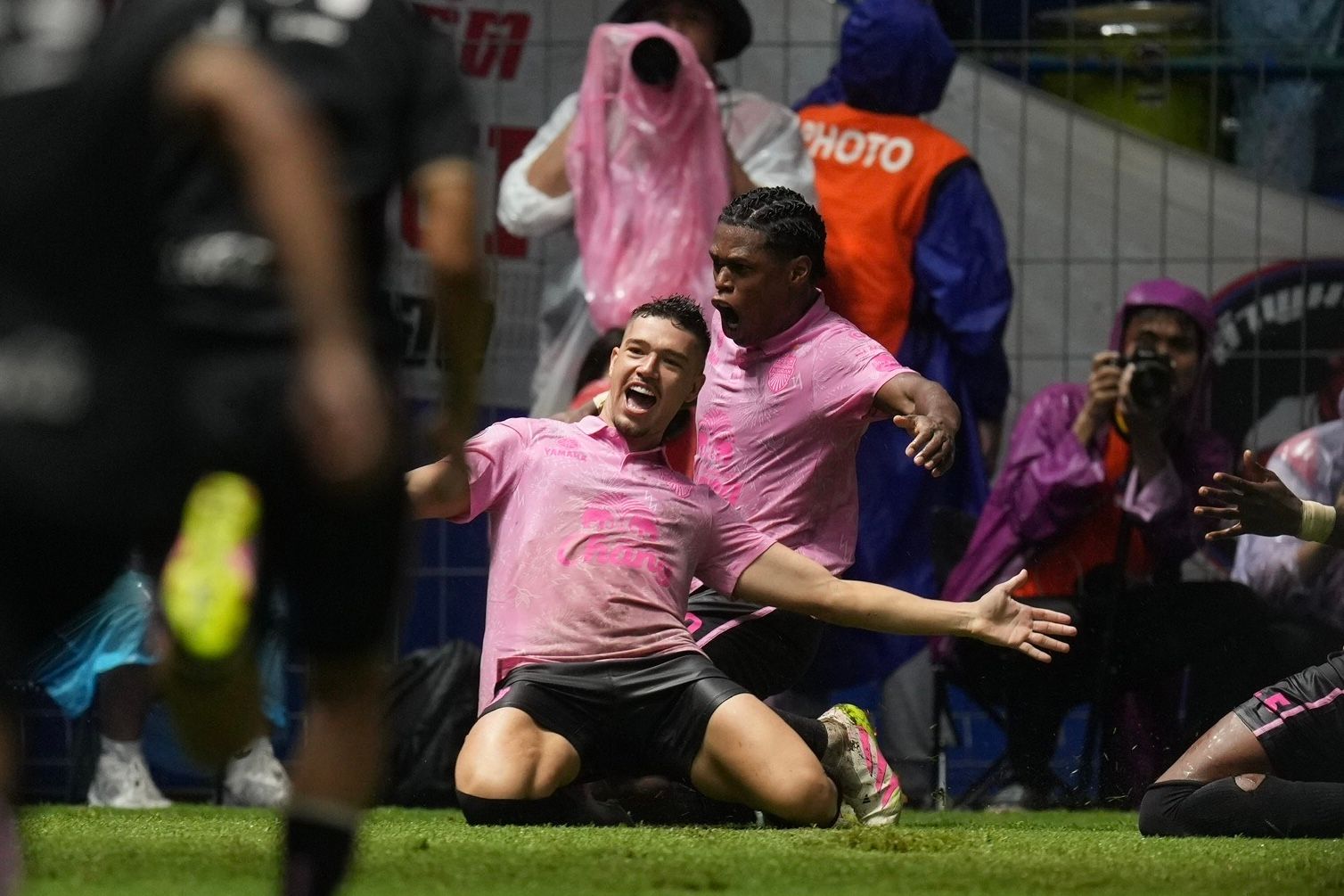 image กวาด 4 แชมป์! บุรีรัมย์ เฉือน ลำพูน 10 คน หืดทดเจ็บ 2-0 ซิว รีโว่ คัพ ส่งท้าย
